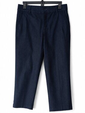 Size 4 capris CHRISTOPHER BANKS denim capris, pockets & zipper/button close.